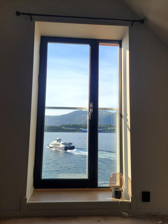 Single Elegant Room I Sentrum- Sea View Ålesund Buitenkant foto