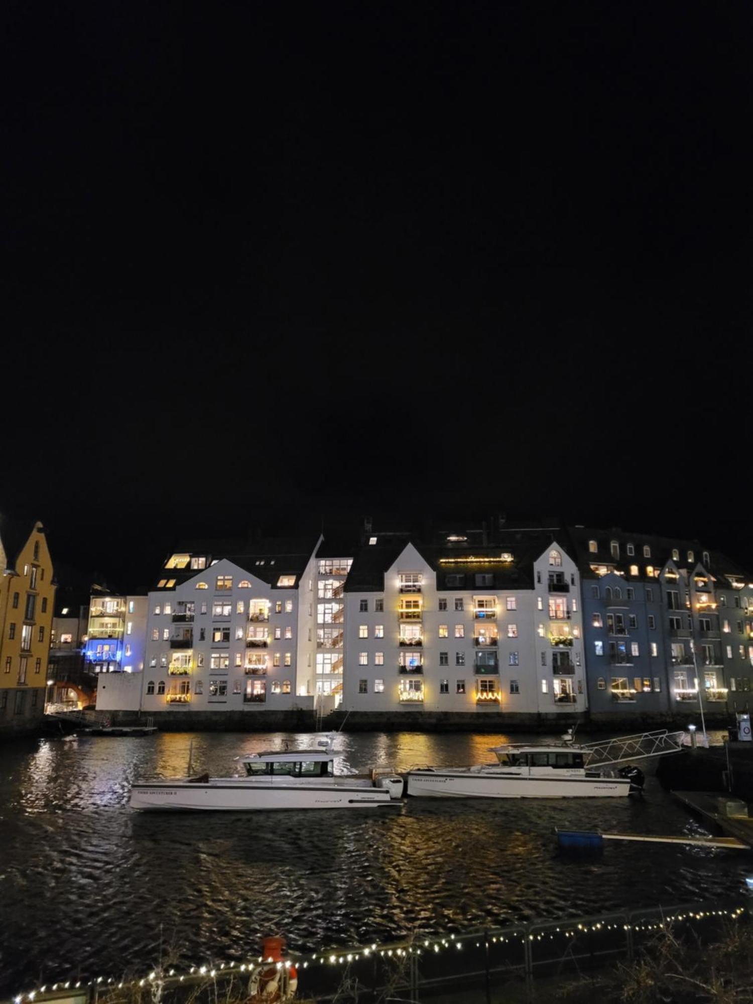 Single Elegant Room I Sentrum- Sea View Ålesund Buitenkant foto